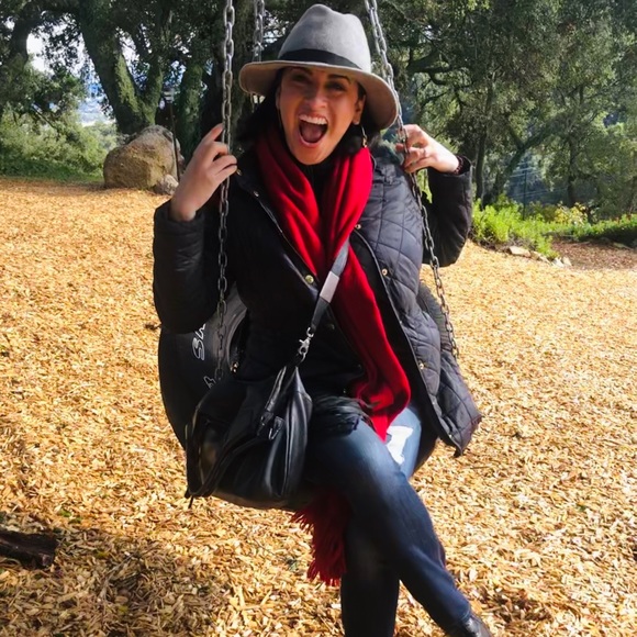 Meet your Posher, Lia - Picture 1 of 3